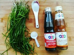 这是我们今天要用到的食材，韭菜洗净沥干水分。