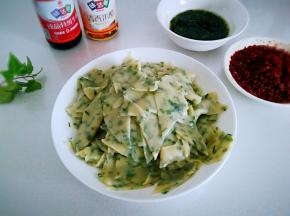 入锅煮熟后捞出。调入盐、醋、糖。