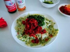 再加入炒好的韭菜、辣肉酱，搅拌均匀，即可享用。