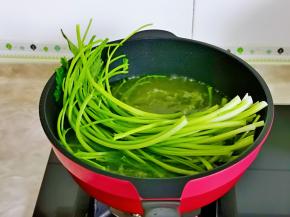 芹菜摘掉叶子，洗干净焯水：水开后下芹菜，加入1勺盐，再次烧开捞出过冷水。