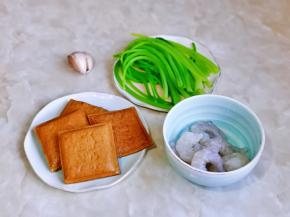 准备好其它食材。