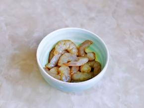 虾仁处理好后加入料酒，生抽抓拌均匀腌制5分钟。