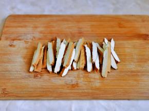 香干冷水冲洗，再切条。