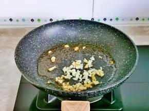 另起油锅，加入蒜末炒香。