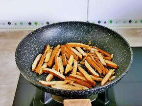 再加入香干翻炒至断生。