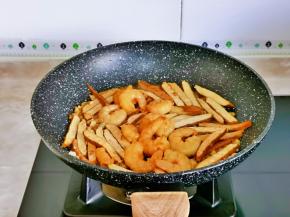 加入煸炒过的虾仁。