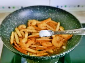 按个人口味加入盐，加入1汤勺纯净水，大火烧开1分钟。