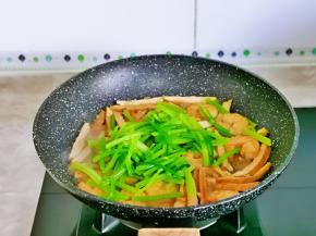 最后加入芹菜段。