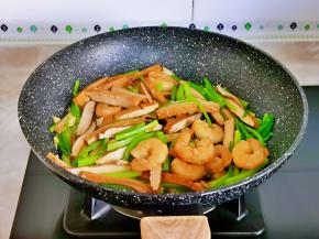 大火快速翻炒均匀即可关火。