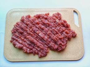 把猪肉去除筋膜清洗一下，然后放在案板上手工剁成馅。