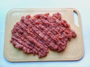 把猪肉去除筋膜清洗一下，然后放在案板上手工剁成馅。