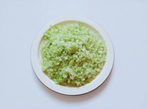 白菜清洗好以后切成小丁，挤一下水份。