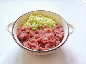 把剁好的肉馅与白菜放入大一点的容器里。