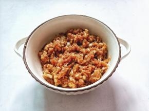 戴上一次性手套顺着一个方向搅上劲。