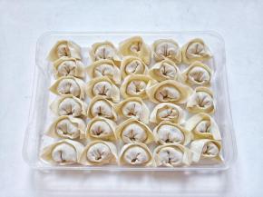 饺子皮放上肉馅，包起来，像元宝形状。