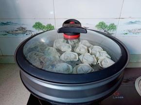 锅里放入适量的清水，把饺子码到蒸屉上，大火煮开，蒸十分钟左右就可以。