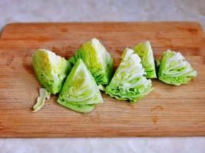 包菜洗干净后切小块。