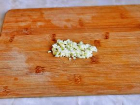 大蒜去皮切碎。