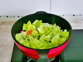 再加入胡萝卜与包菜。