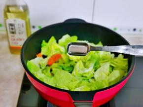 再加入2小勺米醋，白砂糖。