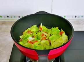 快速翻炒至包菜变软即可关火。