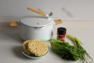 面条、生菜、香葱、牛肉酱、盐、花生油