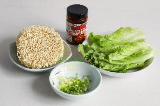 食材的准备工作，生菜洗净沥干水，清洗蔬菜小技巧，可以用家里的淘米水浸泡3分钟捞出，再用清水清洗，蔬菜就会很干净。香葱洗干净，切葱花备用。