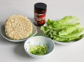 食材的准备工作，生菜洗净沥干水，清洗蔬菜小技巧，可以用家里的淘米水浸泡3分钟捞出，再用清水清洗，蔬菜就会很干净。香葱洗干净，切葱花备用。