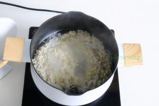 开盖之后，放入面条、煮软之后，用筷子把面条松散，煮面条时加可以加少许盐，水就不会溢出来，减少气泡。