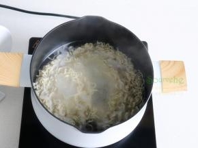 开盖之后，放入面条、煮软之后，用筷子把面条松散，煮面条时加可以加少许盐，水就不会溢出来，减少气泡。