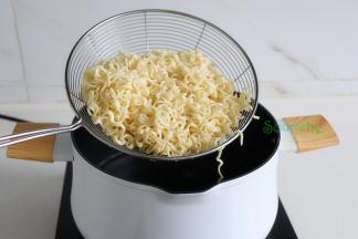 用筷子夹断面条，如果中间没有白点，说明面条煮熟，用漏勺捞出面条，快速过冷水，接着放少许油，搅拌均匀。增加了这一个步骤，面条就不会成坨不断裂。