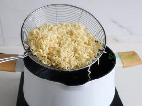 用筷子夹断面条，如果中间没有白点，说明面条煮熟，用漏勺捞出面条，快速过冷水，接着放少许油，搅拌均匀。增加了这一个步骤，面条就不会成坨不断裂。