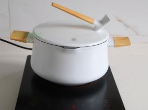 汤锅倒入适量的水，盖上盖子煮沸之后。盖子容易煮熟，可以节省时间、节约能源。