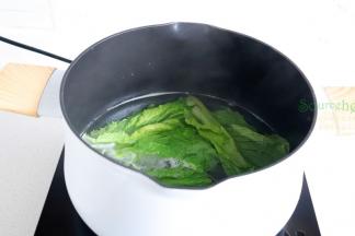 把锅里的水倒掉，再次倒入适量的饮用水煮沸之后，放入生菜，旺火汆烫，捞出生菜。
