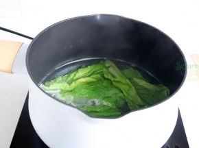 把锅里的水倒掉，再次倒入适量的饮用水煮沸之后，放入生菜，旺火汆烫，捞出生菜。