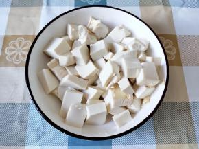 豆腐切块，不要太大，因为豆腐本身无味，太大块不容易入味。