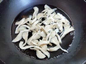 烧一锅水，下秀珍菇焯一分钟，然后捞起滤干水。因为我妈不喜欢这个菇的味道，所以焯了一下水，不介意的可以不焯。