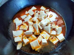 加入一碗水，要能没过豆腐。