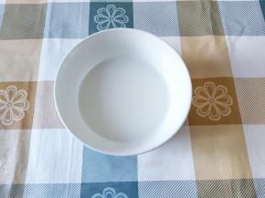 装半碗水，加入一茶勺玉米淀粉，调成水淀粉。