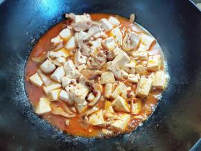 开盖，看到水烧干一半了，倒入水淀粉，轻轻翻动几下，炖煮一两分钟，水淀粉变透明了就可以关火了。