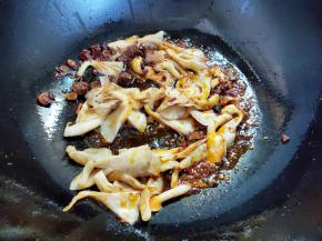 倒入秀珍菇煸炒一分钟。