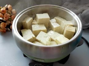 油温升起放入豆腐煎一下