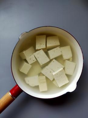 用开水把豆腐焯一下