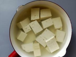 用开水把豆腐焯一下