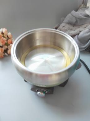 电煮锅选择中档放入适量的油