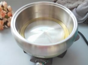 电煮锅选择中档放入适量的油