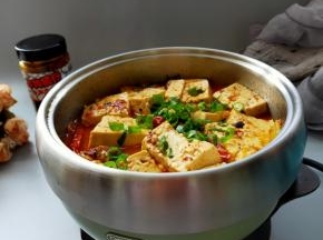 撒上葱花，尝味，就可以连锅一起吃了