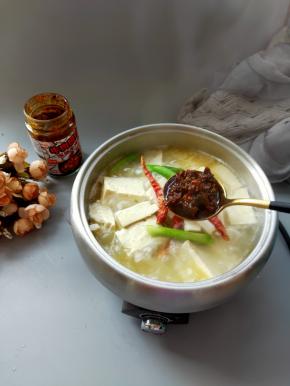 放入小葱、干辣皮和阿宽灵魂玉米牛肉酱