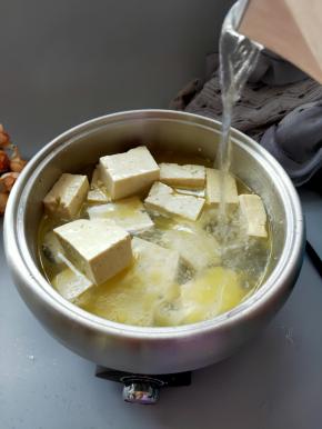 加入适量的清水