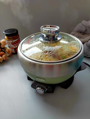 电煮锅转中火盖上盖子慢炖10分钟